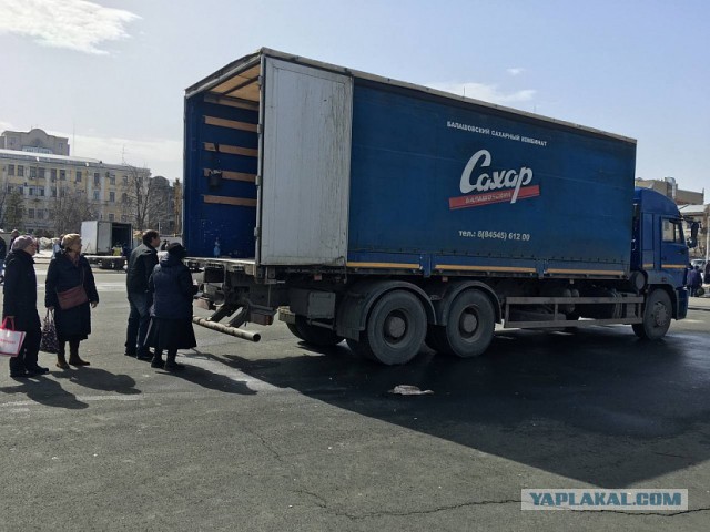 На ярмарке в Саратове окончательно рухнул спрос на сахар