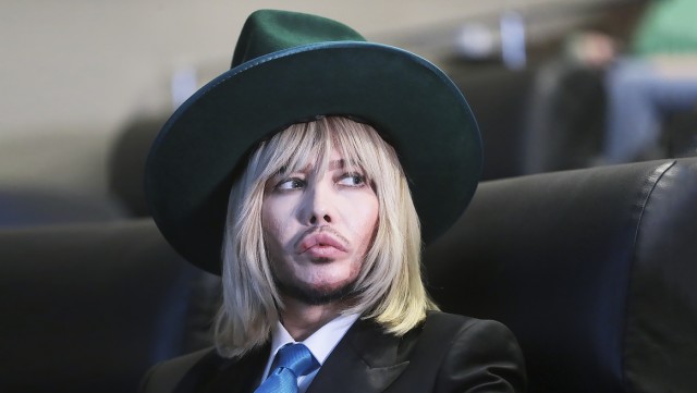 Стилист и шоумен Зверев предложил провести благотворительный аукцион с сумками Chanel