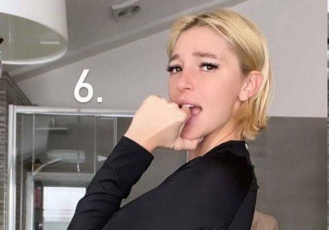 Настя Ивлеева похвасталась результатами тренировок и попросила поклонников выбрать ее лучшую форму