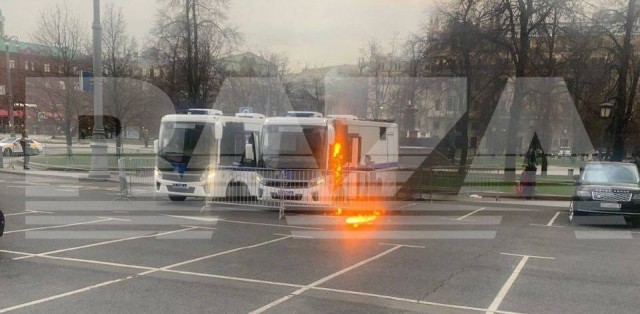 В автомобиль ОМОНа в центре Москвы прилетел «коктейль Молотова»