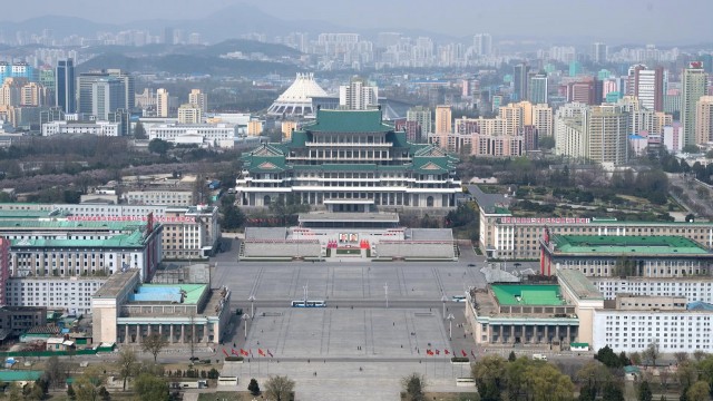 В КНДР за сутки выявили более 296 тысяч случаев "незнакомой лихорадки"