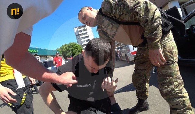 «Сел сверху и начал кричать: "Работает полиция"». Участники «СтопХама» рассказали о нападении на них спецназовцев