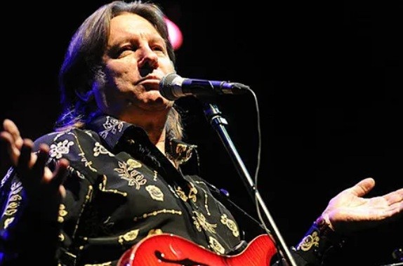 «Что там особенного петь»: Лоза объяснил феномен популярности Цоя