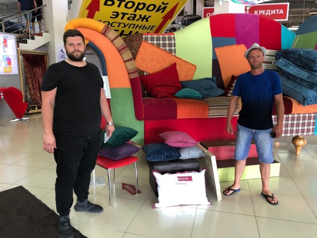 Три человека трое суток сидят на диване, чтобы получить его в подарок - конкурс идет в Белгороде - ОБНОВЛЕНО!