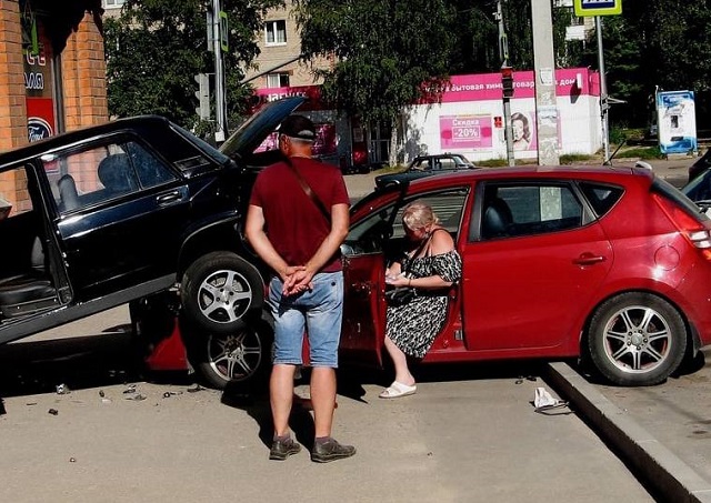 "Ну-ка подвинься!": жесткая парковка от автоледи из Смоленска