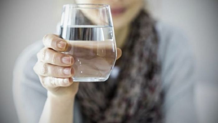 Почему, когда хотят успокоить, дают воды