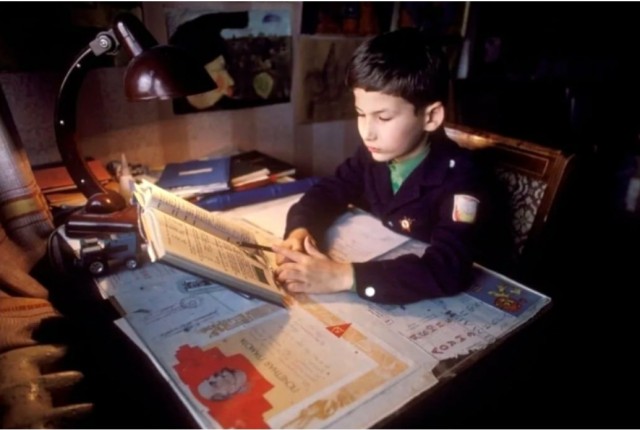 Зачем в СССР клали стекло на письменный стол?