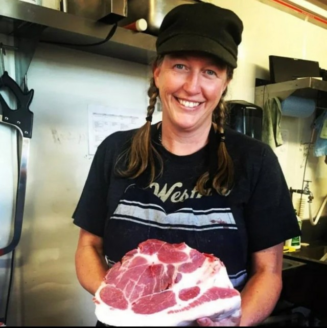 Убежденная вегетарианка случайно съела бургер и превратилась в настоящего мясника