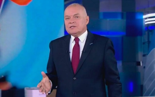 В Крыму неизвестный сжег машину телеведущего Дмитрия Киселева