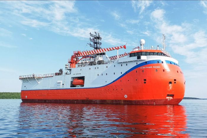 Ледостойкая платформа «Северный полюс» отправилась в первый рейс
