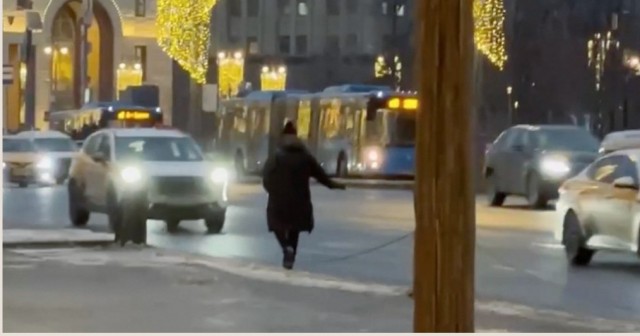 «Старовер»: москвичи посмеялись над человеком, который пытался поймать машину рукой.