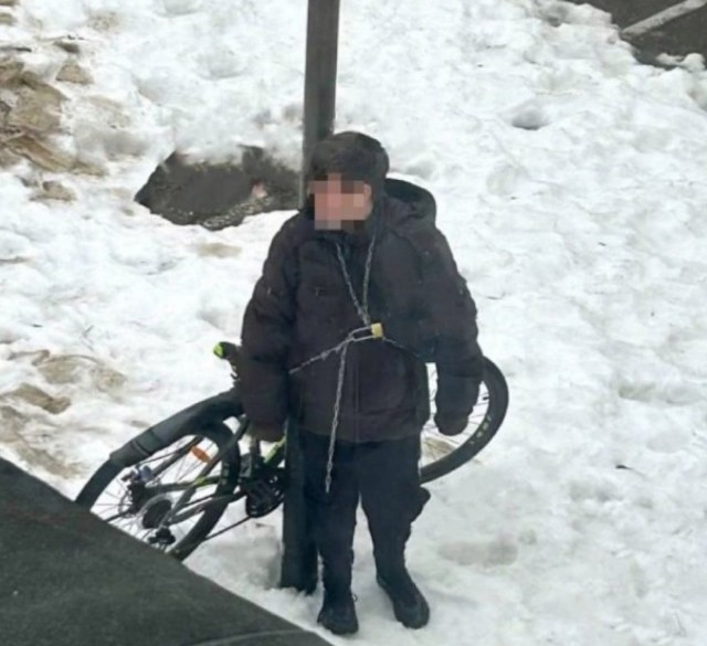 В Нижнем Новгороде пятиклассник приковал себя цепью к столбу у школы и потребовал... принести конфет