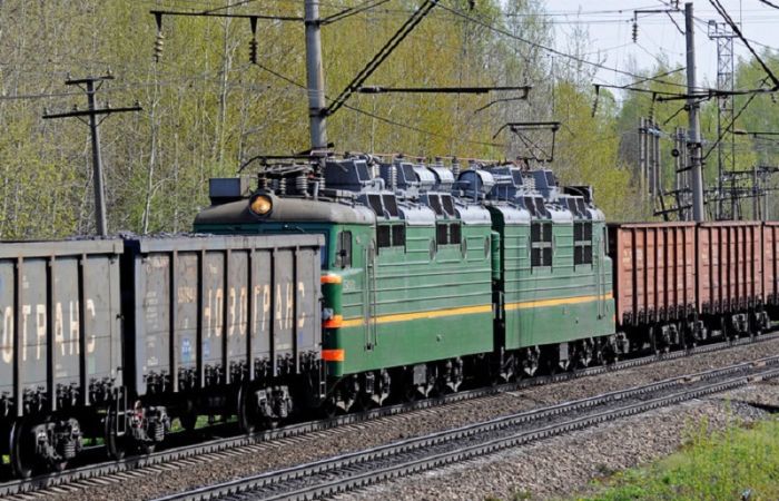 Зачем вставлять локомотив в середину состава