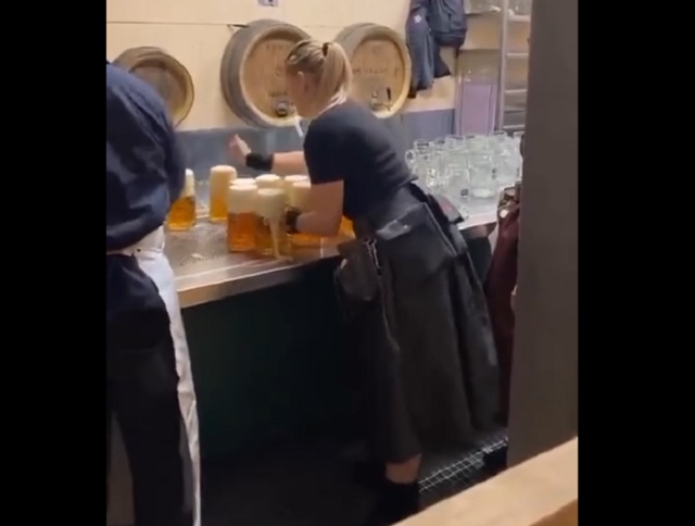Могучая официантка