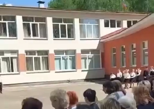 Будущий артист на школьной линейке
