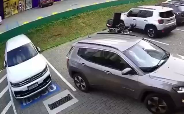 "Чур моё!": эпичная авария на парковке