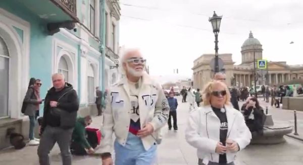 Пьяница хотел обнять Киркорова на Невском в Питере