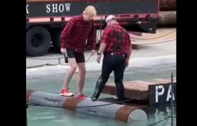 Соревнование Logrolling: его цель - заставить противника упасть с бревна