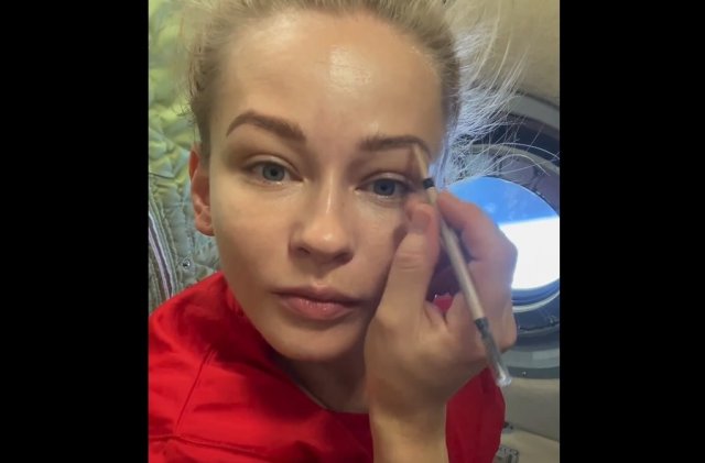 Юлия Пересильд показала, как красилась в космосе для фильма "Вызов"