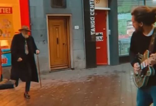Веселый дедуля отрывается на полную катушку