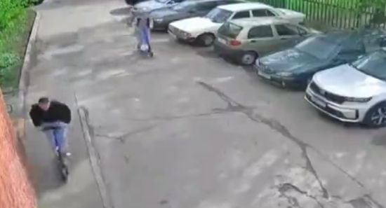 Если вы думайте, что электросамокатчики белые и пушистые, то посмотри это видео из Троицка. Парень сбил ребенка и просто уехал