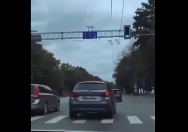 "Классика жанра": водитель BMW включил поворотник и не понял, что ему надо делать