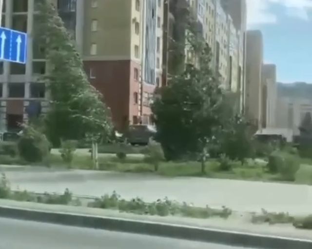 "Пункт назначения в Омске": гараж вынесло ветром прямо на дорогу