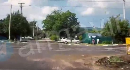 Автомобиль сбивает женщину, а её дети пытаются разбить стекло и открыть дверь, чтобы достать оборзевшего водителя