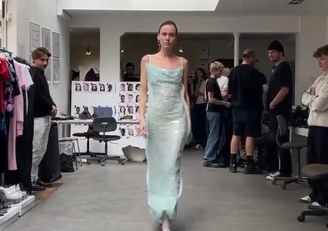 Платье из стекла