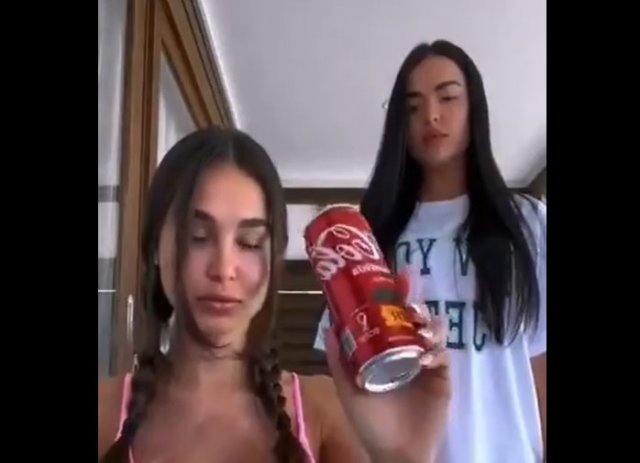 Кто-нибудь понял, как она это сделала?