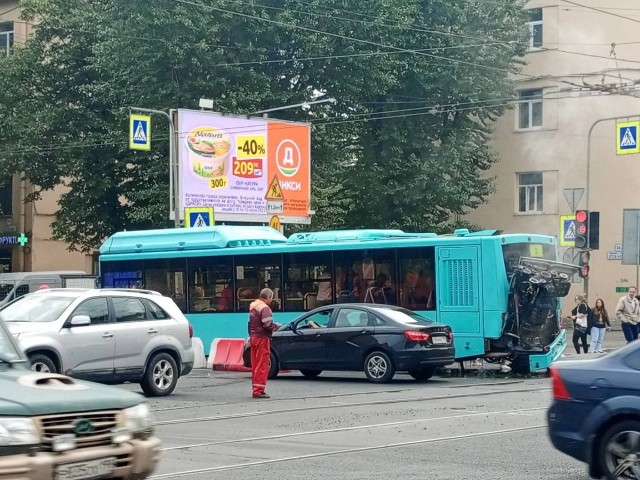 В Петербурге у автобуса вывалился двигатель из-за проезда по яме