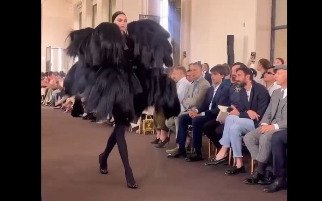 Показ Schiaparelli и его странные наряды