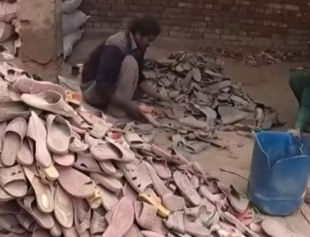 Как делают новые шлепанцы из старых⁠⁠