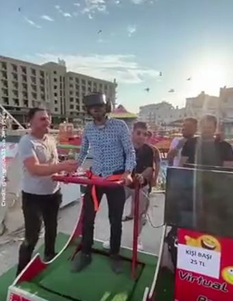 Парень впервые надел VR-очки