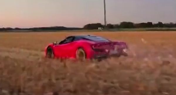 В США блогер проехался по полю на новеньком Ferrari