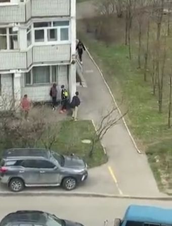 Напугал мелких курильщиков с помощью матюгальника