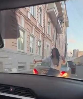Женщины паркуются