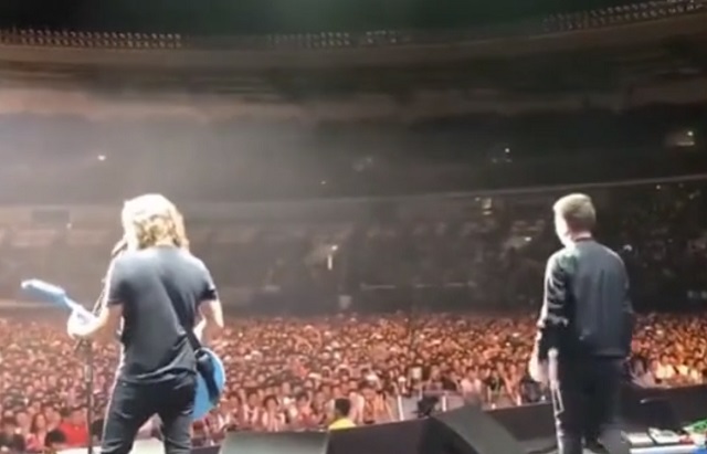 Внезапный дуэт Дэйва Гроула из Foo Fighters и Рика Эстли