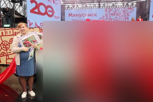 Женщина из Красноярского края выиграла машину за самый большой помидор