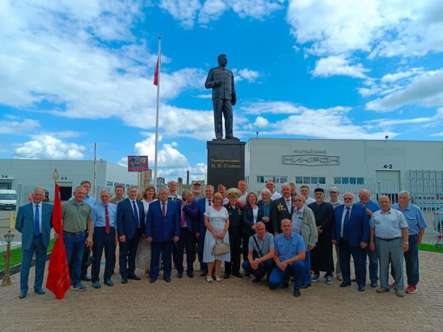 В Псковской области установили 8-метрового Сталина