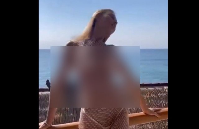 Девушка надела, похоже, самый подходящий наряд в такую погоду