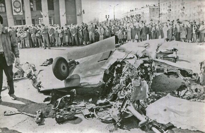 Как самолет врезался в толпу 9 мая 1993 года