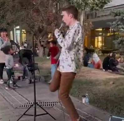 В Краснодаре заметили музыканта, который своим пением вогнал всех в состояние осенней депрессии