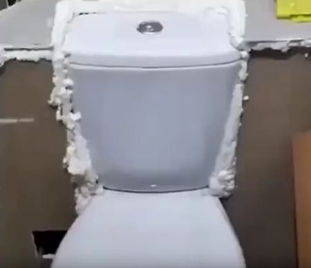 Женщина сантехник