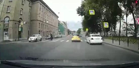 На проспекте Обуховской обороны, пешеходы мануально трактовали правила дорожного движения