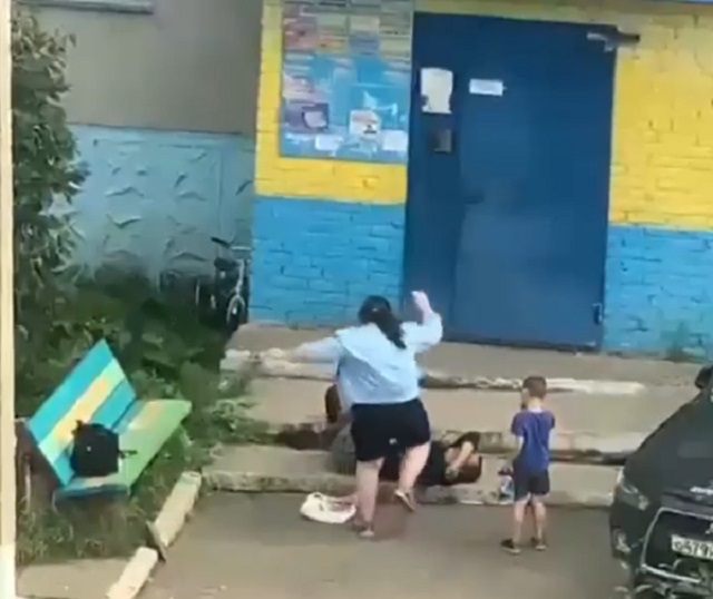 Эпичная битва у подъезда в Лесосибирске