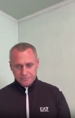 Олег ЧеТэЗовский на примерке бутылок