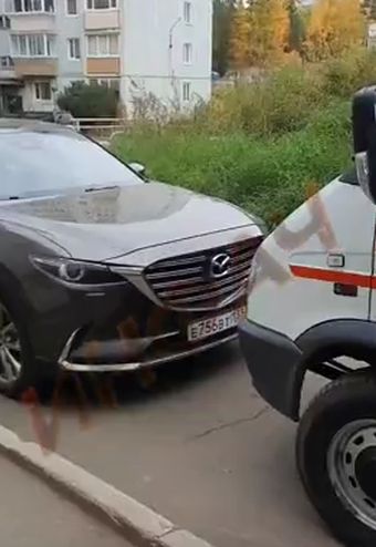 В Иркутской области автохам демонстративно перегородил дорогу скорой помощи, оскорбил медиков и ушёл