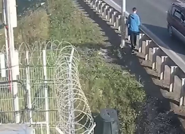 Парень отмечает второй день рождения после того, как прогулялся по трассе в Красноярске