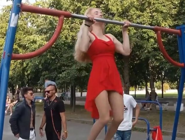 Выглядят подтягивания очень легко
